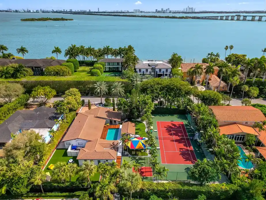 Casa Club lot with its pool, tennis court and waterfront